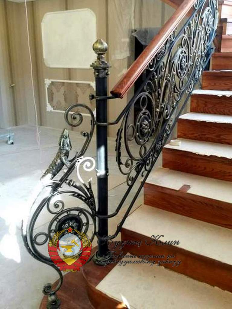 Кованый столб смещенный