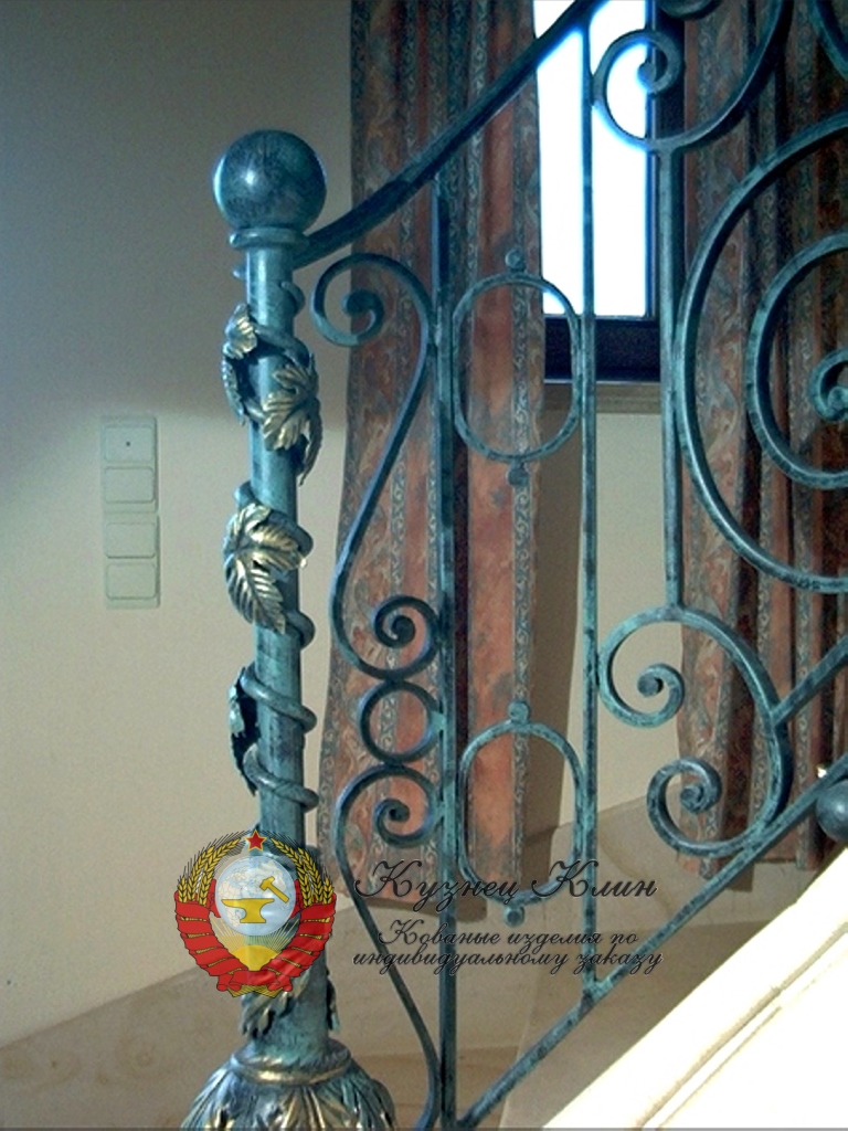 Круглый столб окованый