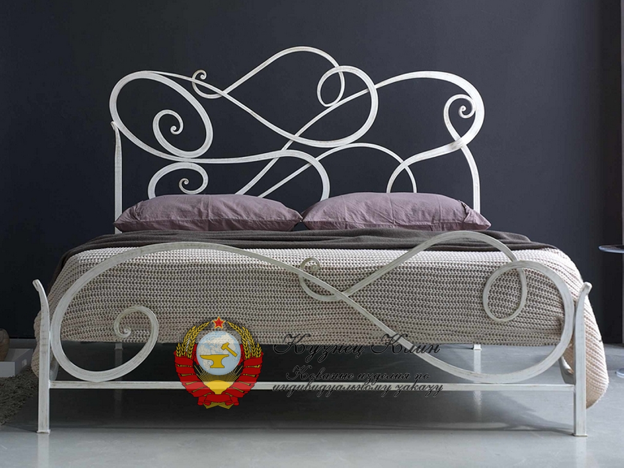 Кованая кровать прямая с модерном