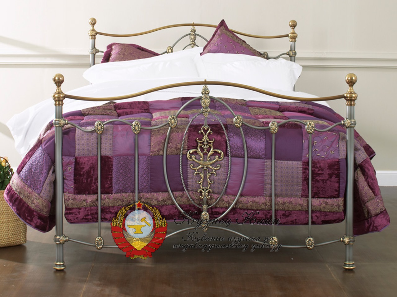 Кованая кровать с литыми стойками