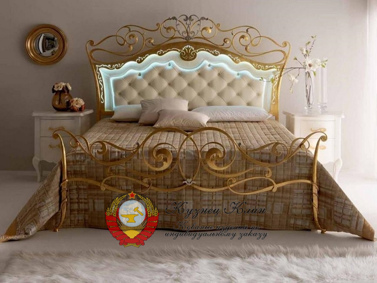Кованая кровать с подушками