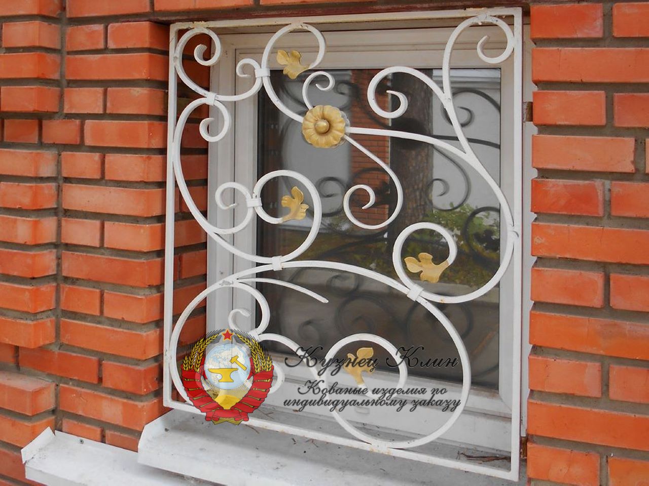 Кованая решетка белая