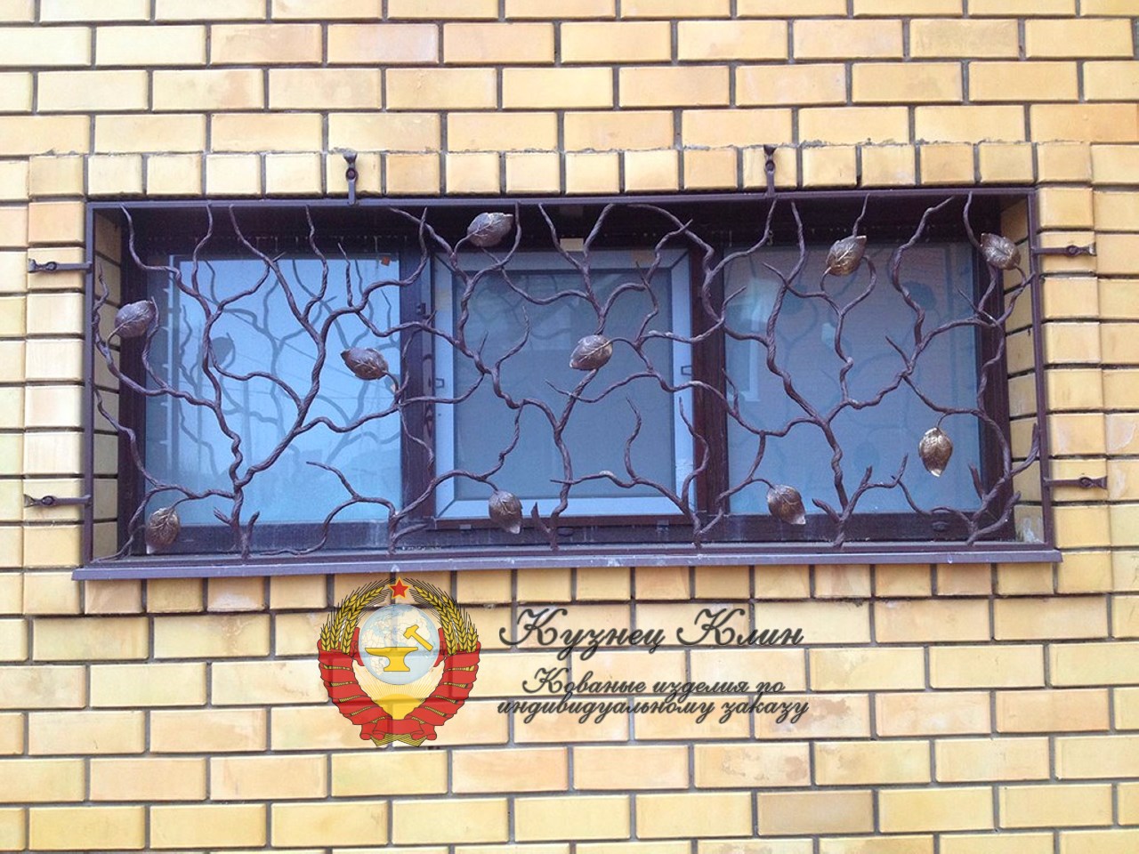 Кованая решетка дерево