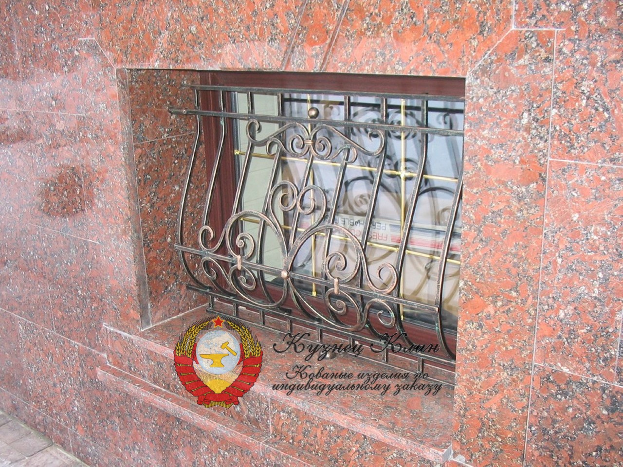 Кованая решетка на маленькое окно