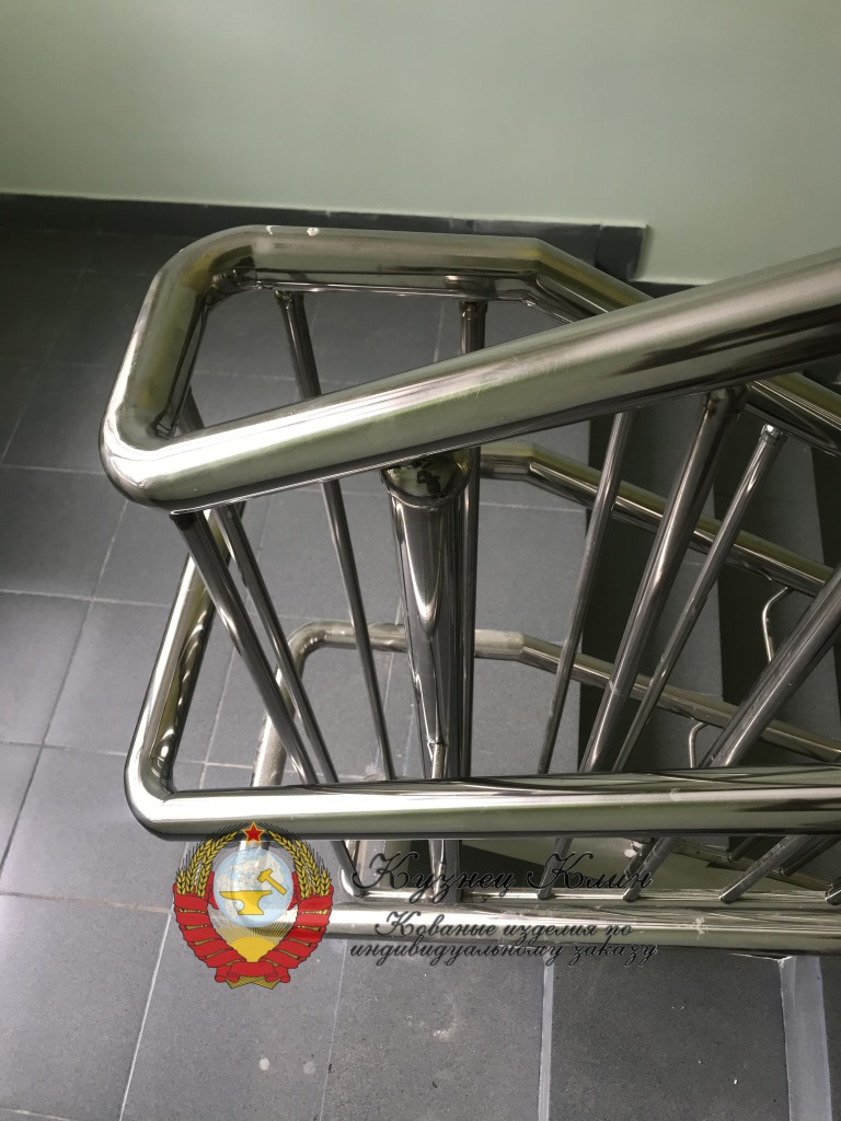 Межмаршевый поворот ограждения лестницы из нержавейки