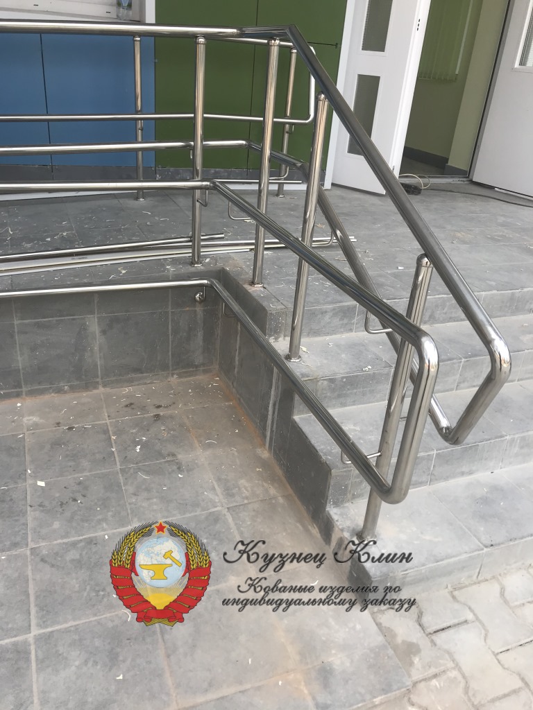 Ограждение крыльца из нержавейки с двух сторон