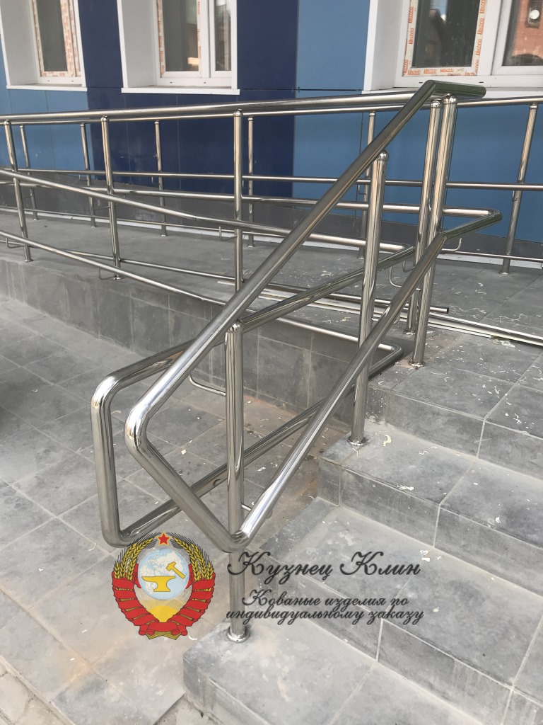 Ограждение крыльца с пандусом из нержавейки