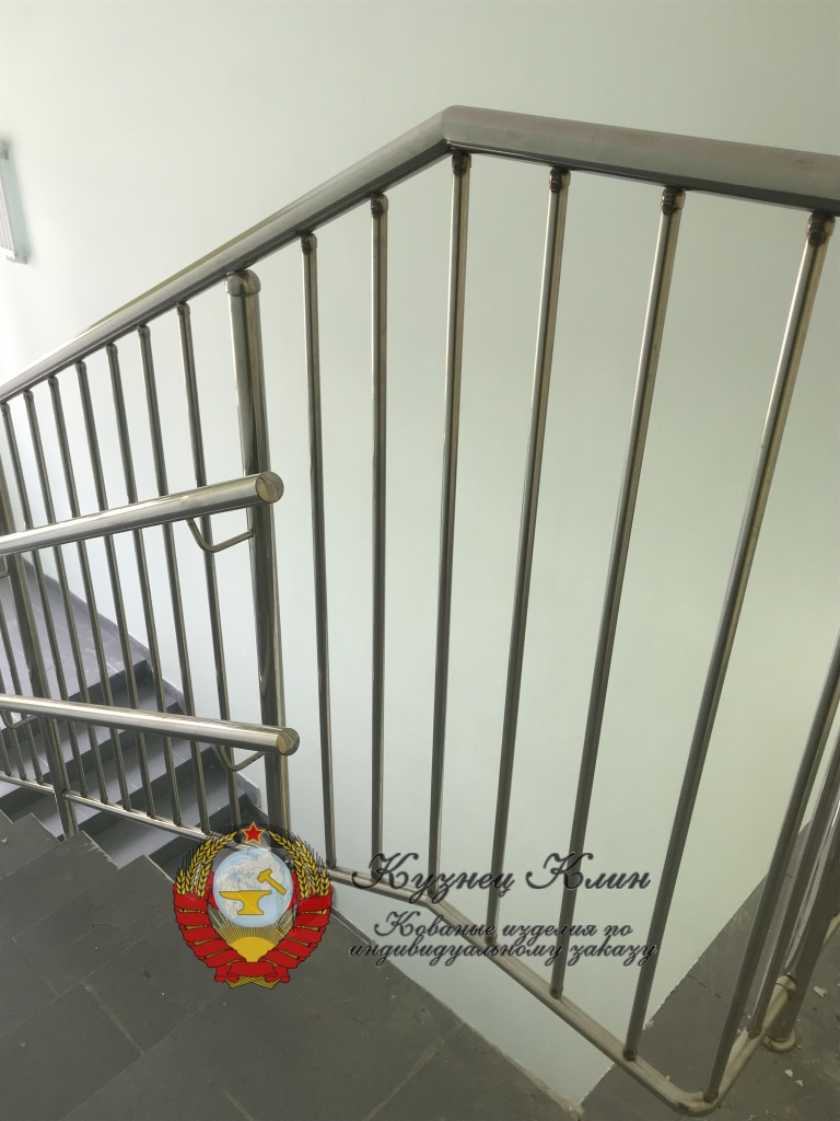 Ограждение лестницы из нержавейки тройное