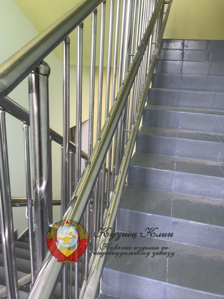 Ограждение лестничных маршей из нержавейки