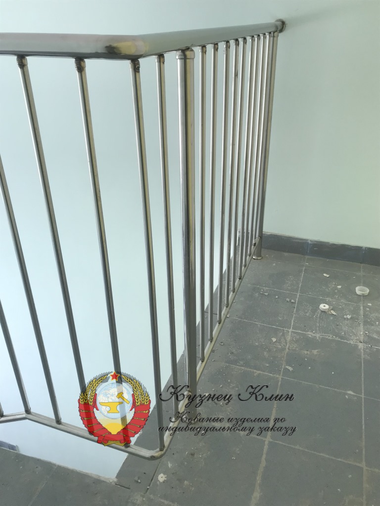 Переход ограждений наклонной секции в балконную из нержавейки