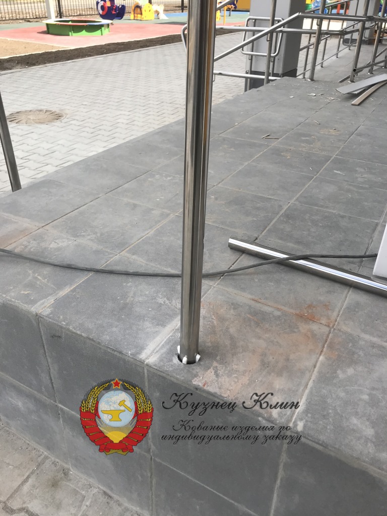 Пример крепления столба из нержавейки