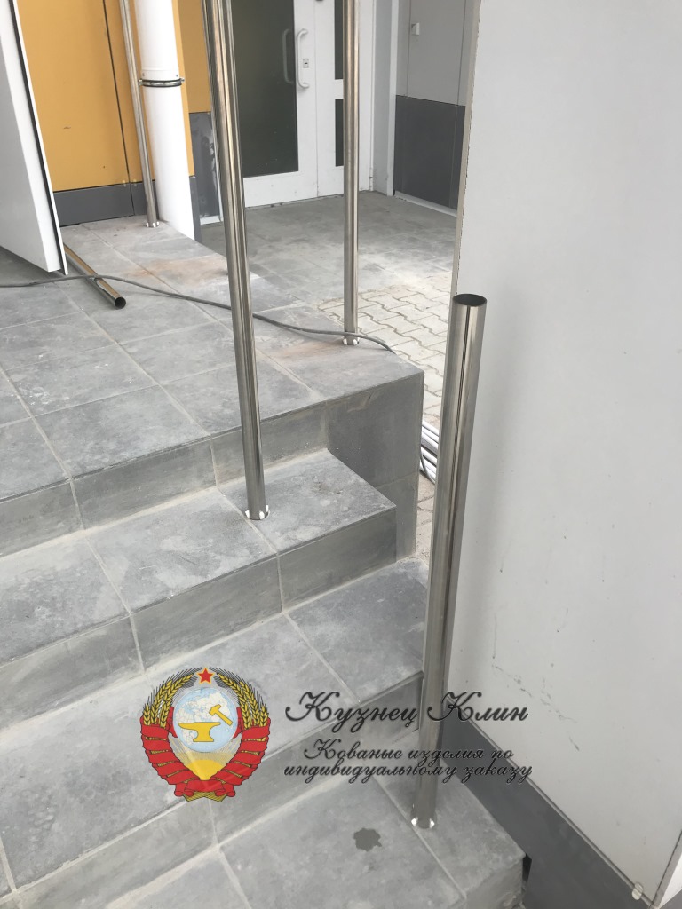 Пример крепления столбов из нержавейки  на ступени