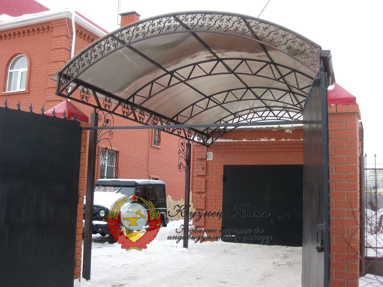 Автонавес для гаража с коваными ажурными фермами