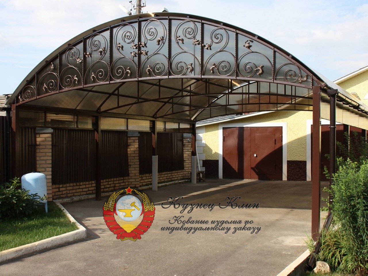 Навес кованый для двух автомобилей с коваными вставками