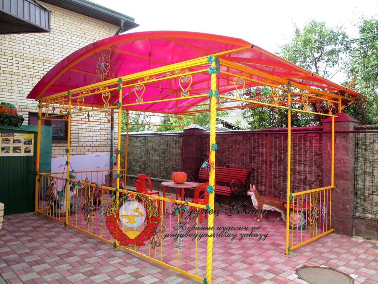 Беседка кованая в ярких цветах