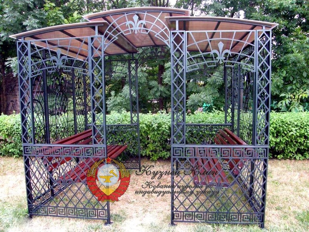 Кваная беседка с меандрами и сеточкой