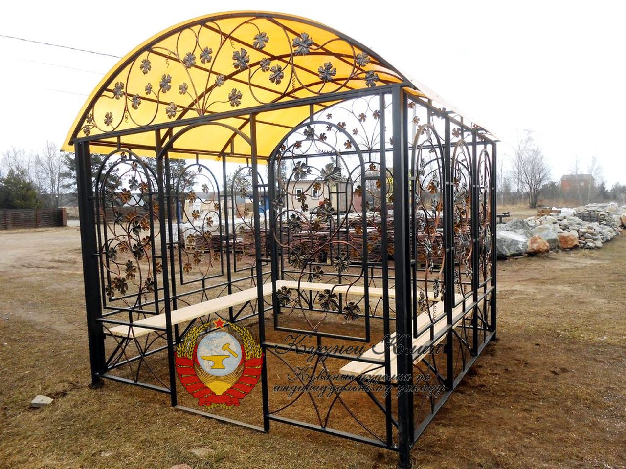 Кованая беседка с виноградной лозой