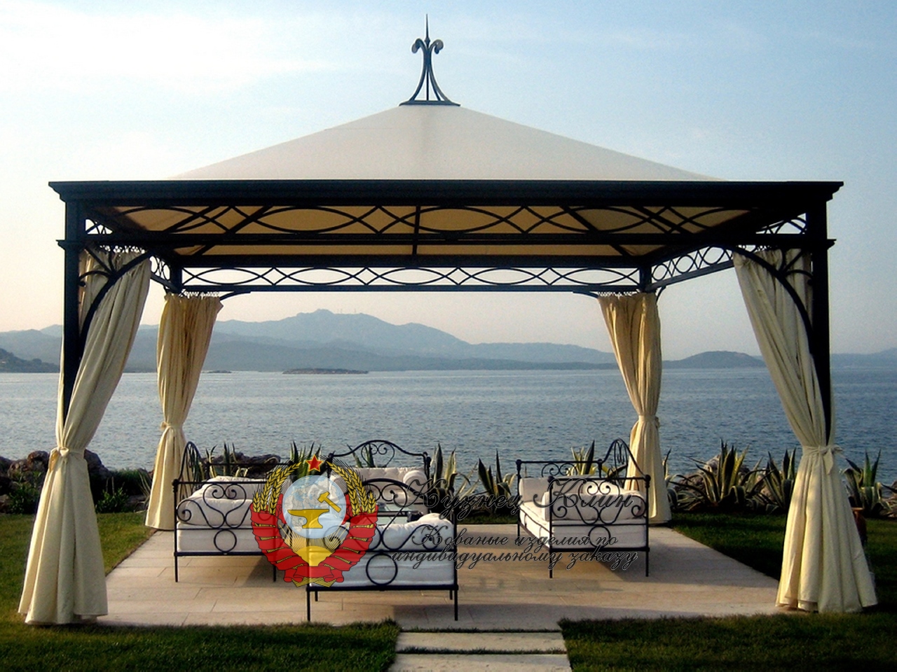 Кованая пляжная беседка с лежаками