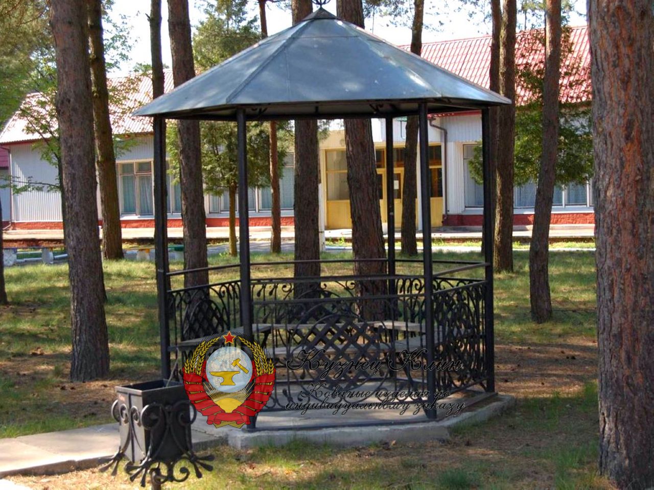 Кованая шестигранная беседка в лесопарковой зоне