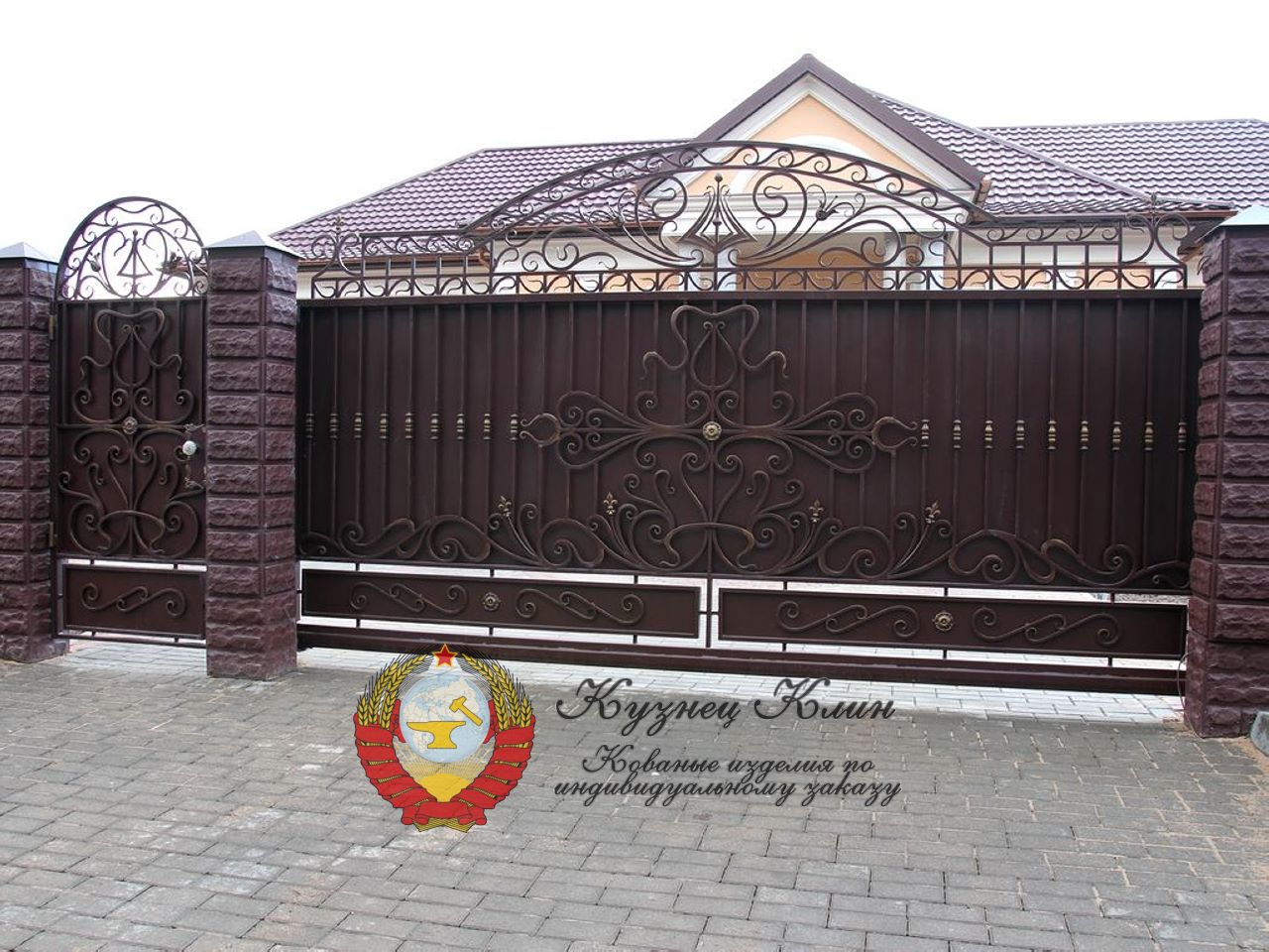Ворота кованые откатные с рисунком в стиле модерн