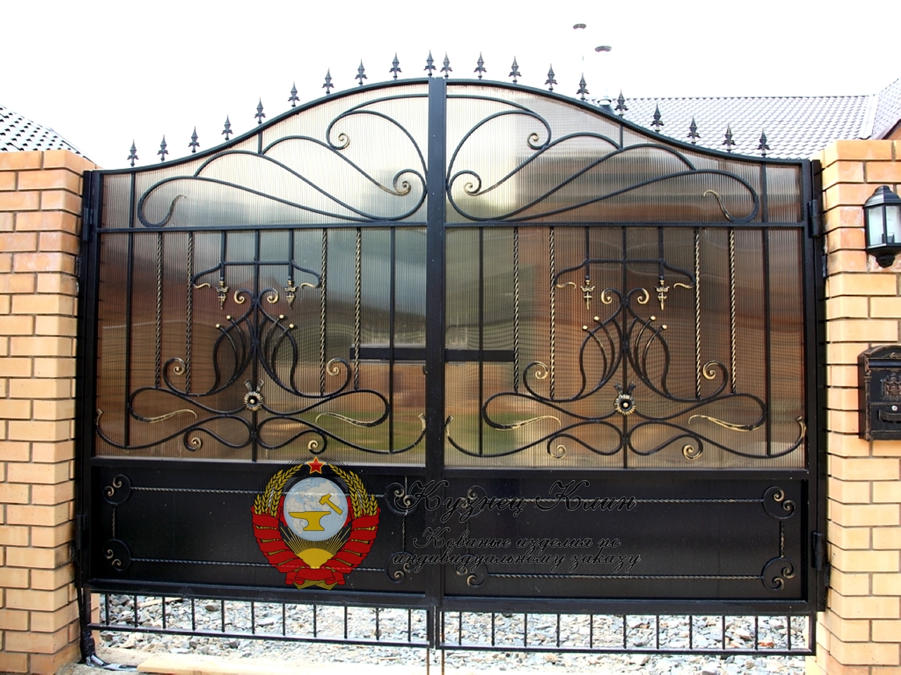 Кованые ворота закрытые поликарбонатом
