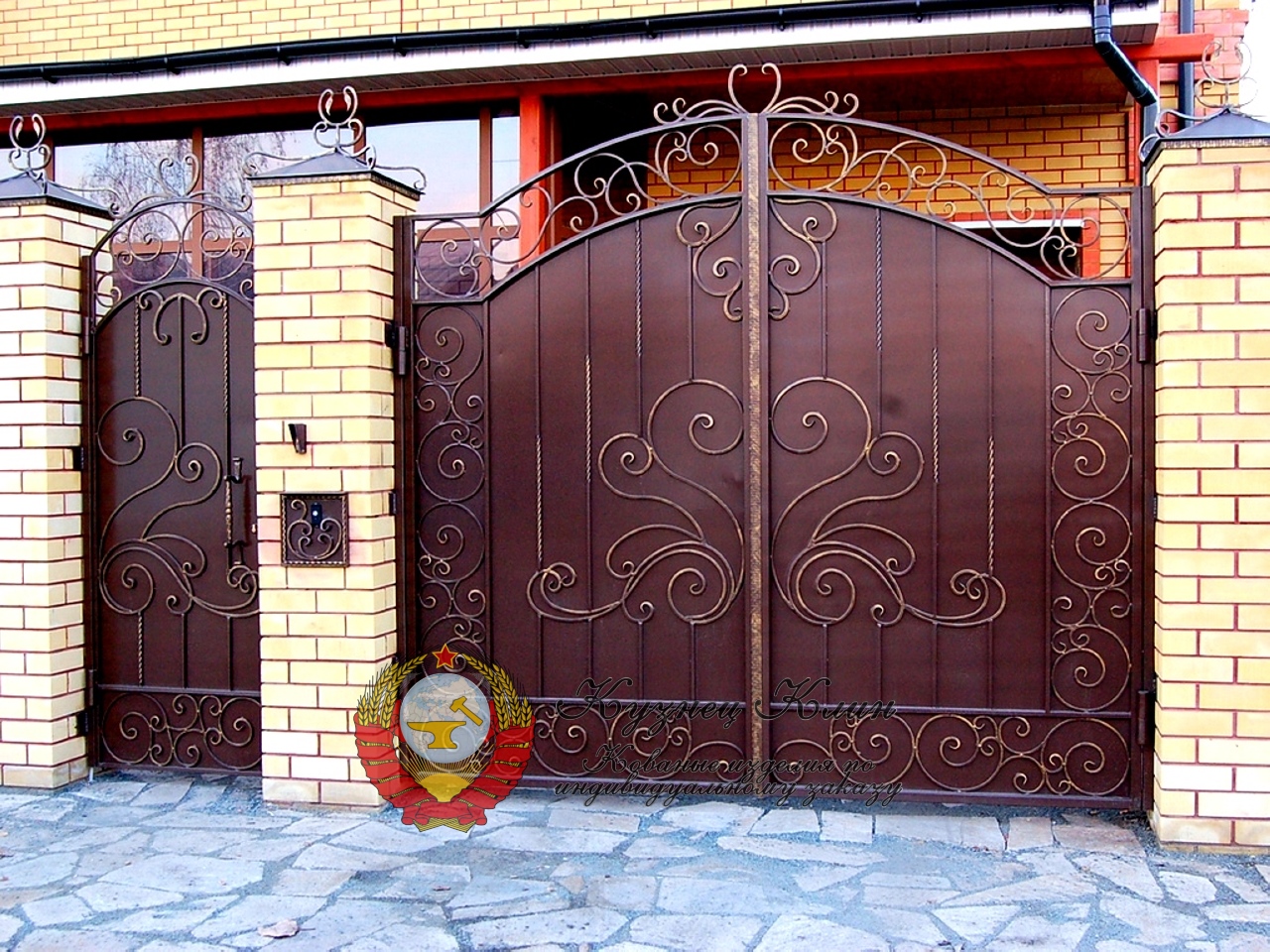 Кованые ворота с калиткой глухие