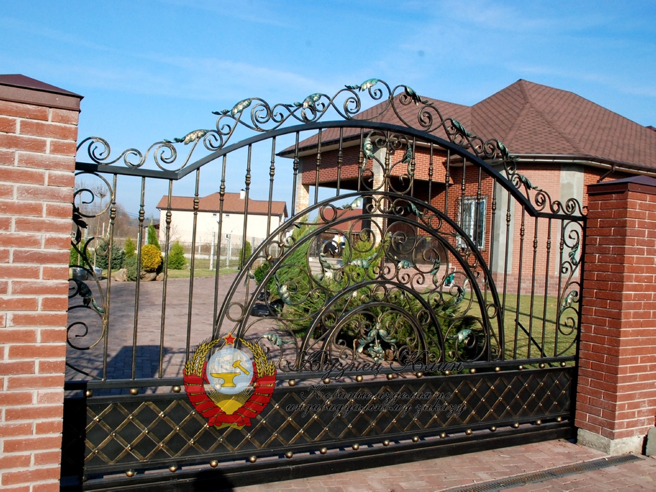 Откатные кованые ворота с  арочным рисунком
