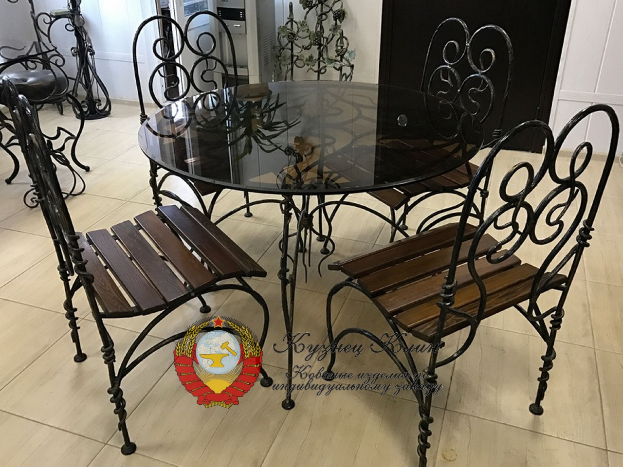 Кованые стол и стулья для зимнего сада