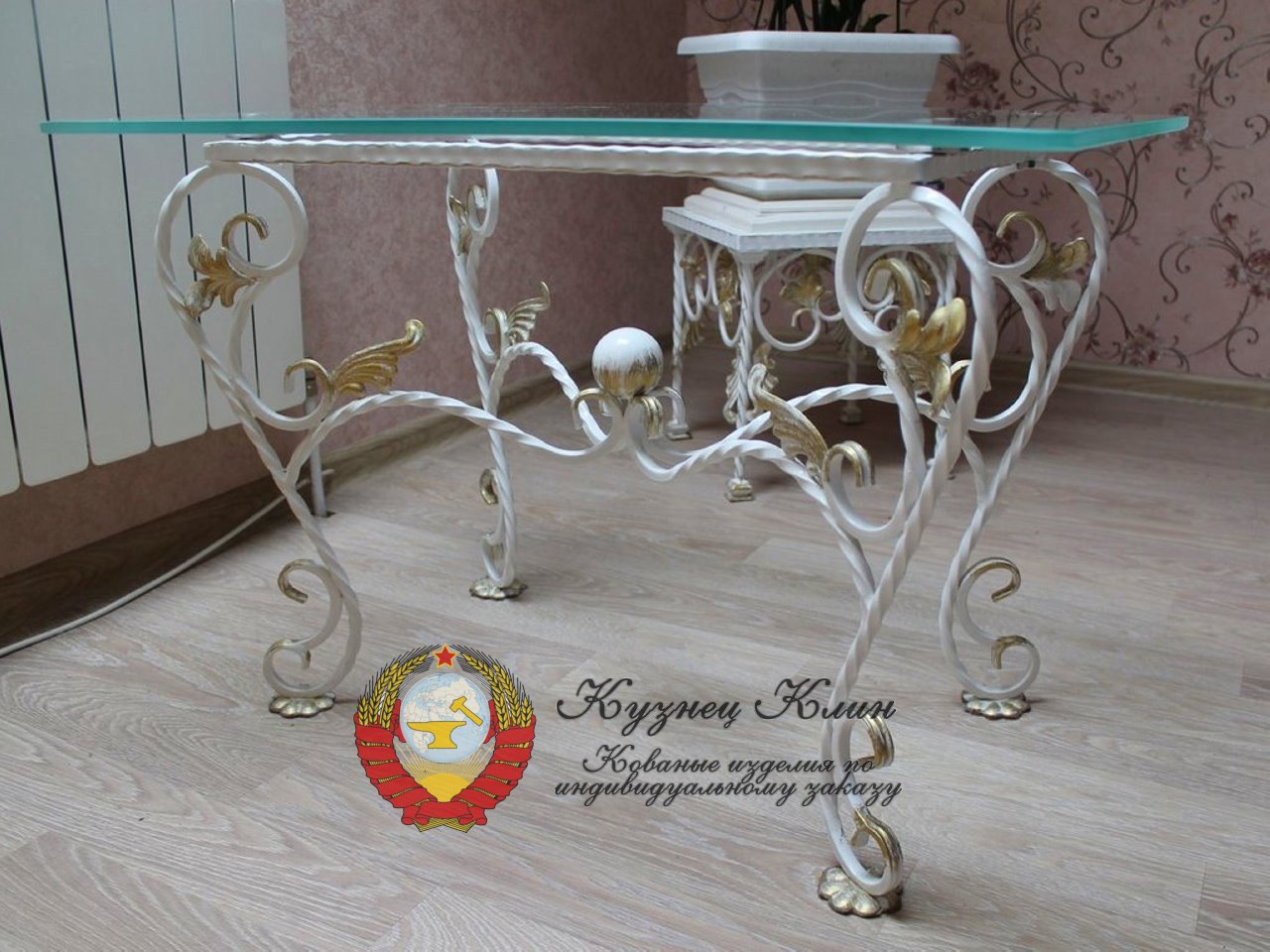 Кованый журнальный столик в белом цвете