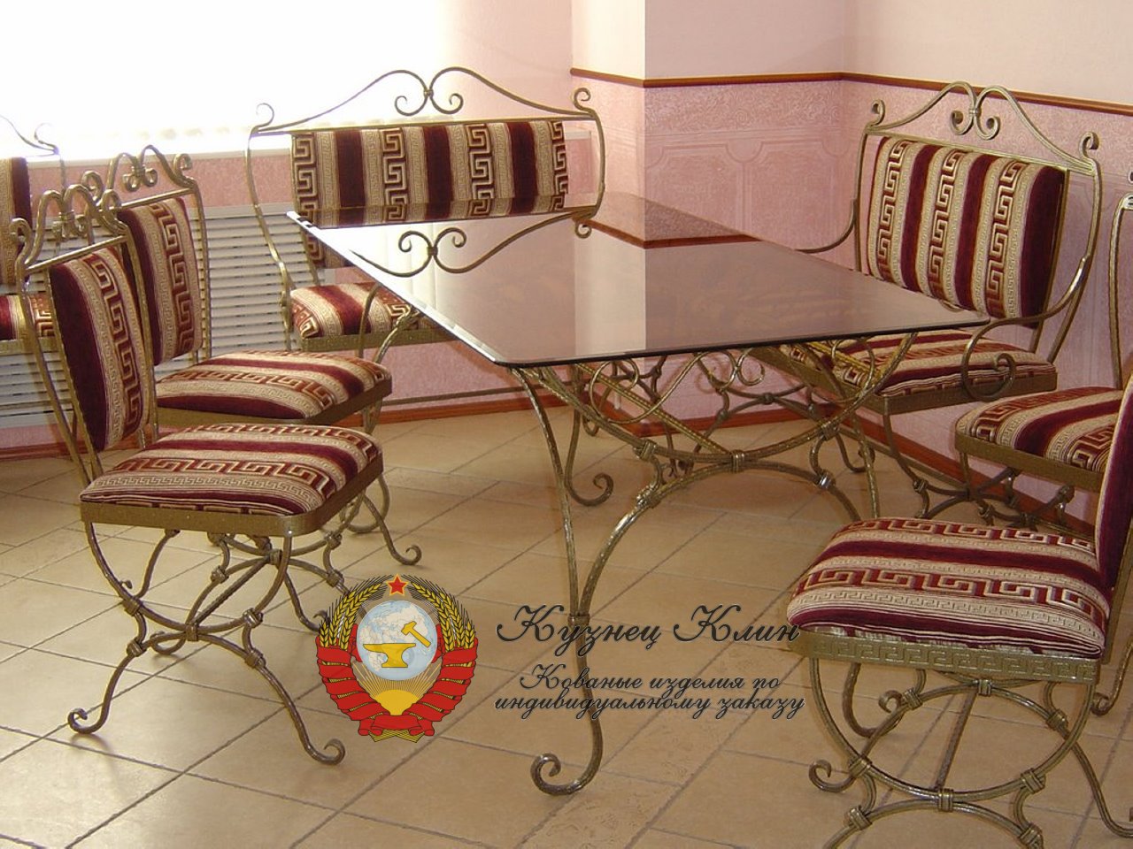 Набор кованой мебели с мягкими стульями
