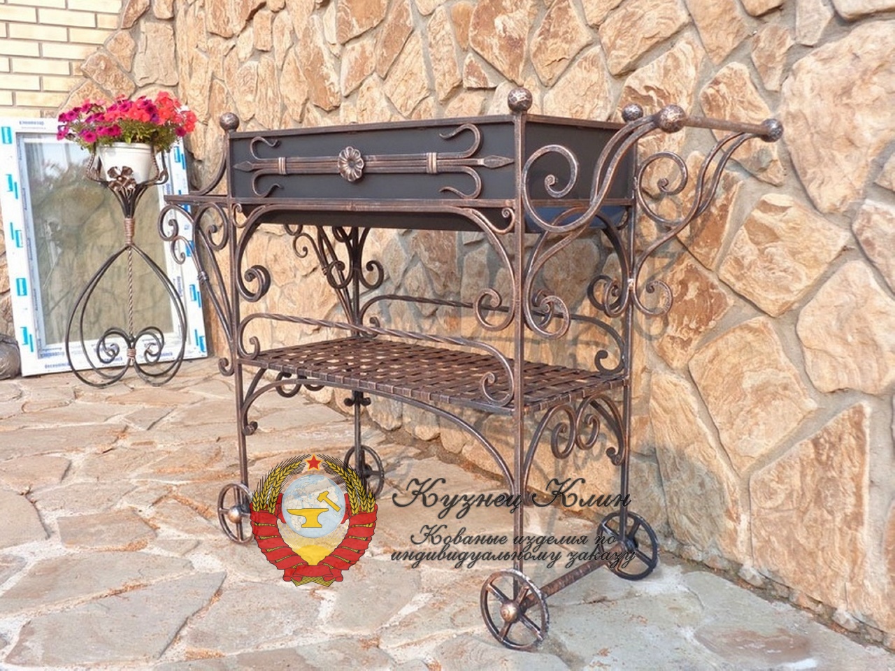 Кованый мангал на колёсиках