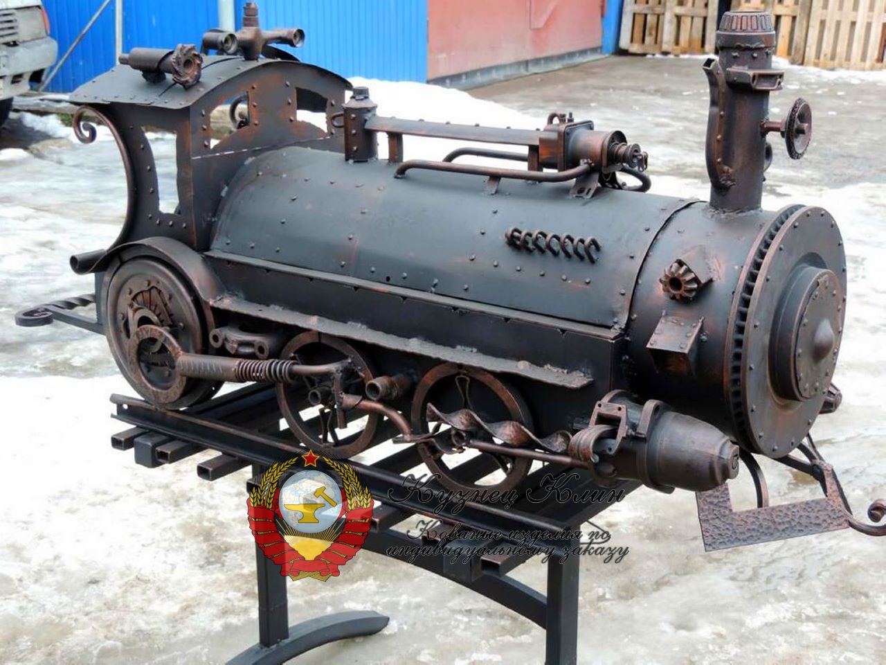 Кованый мангал паровоз в технологическом стиле