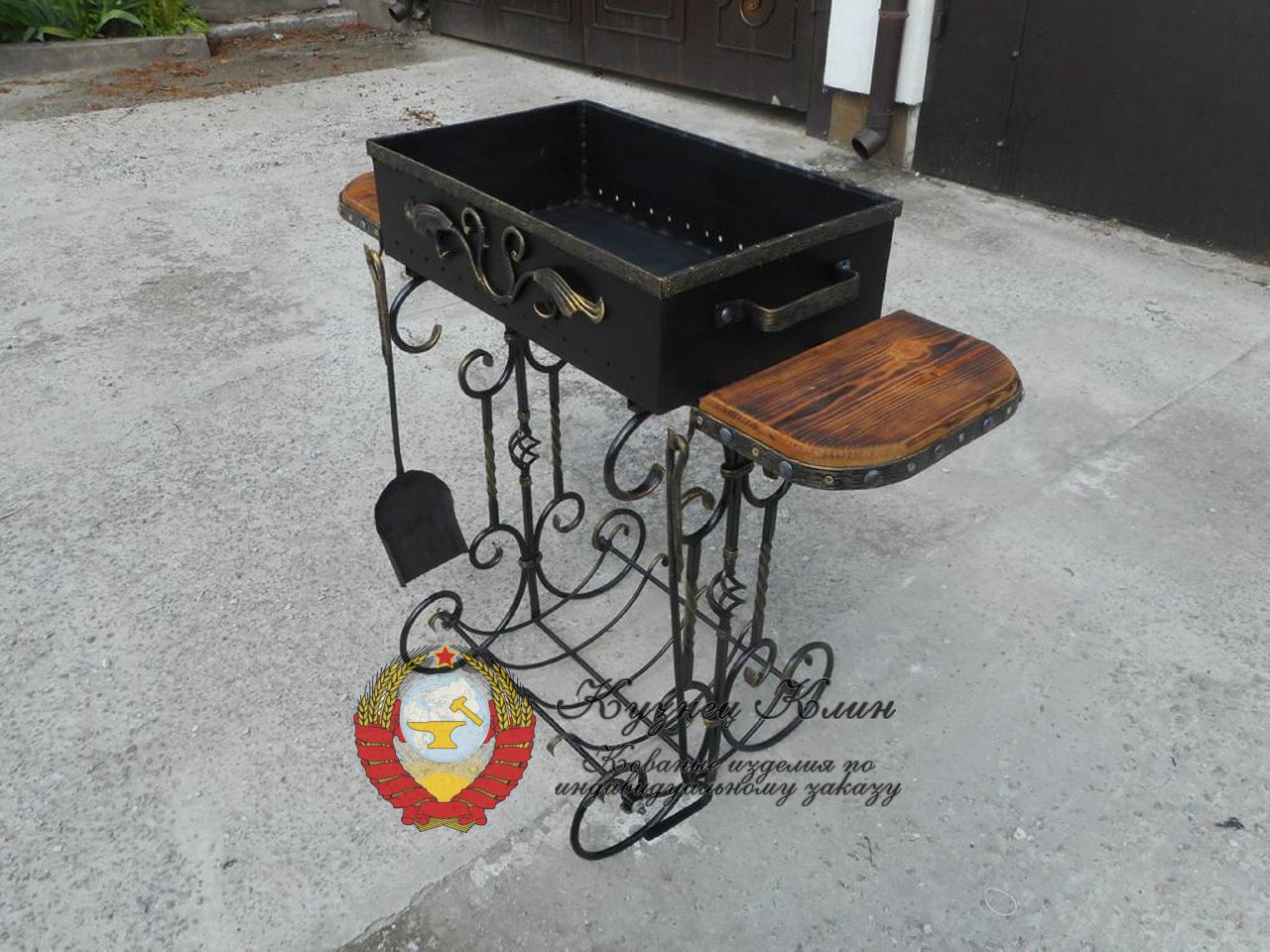 Кованый мангал с дровницей