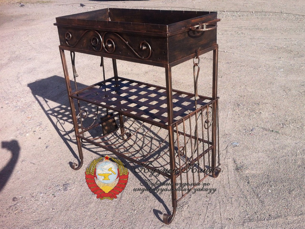 Кованый мангал с подстольем простой