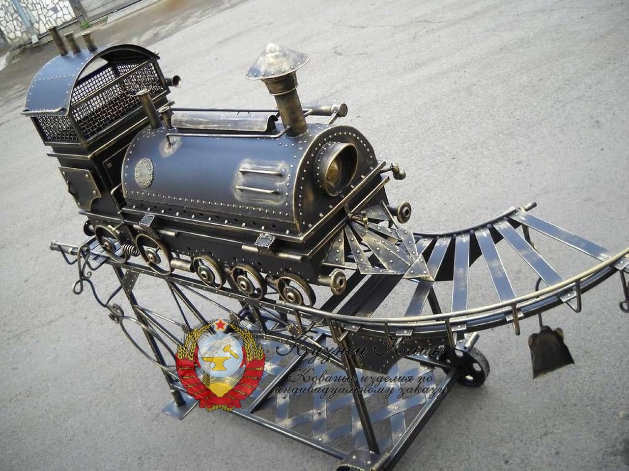 Кованый паровоз мангал на рельсах