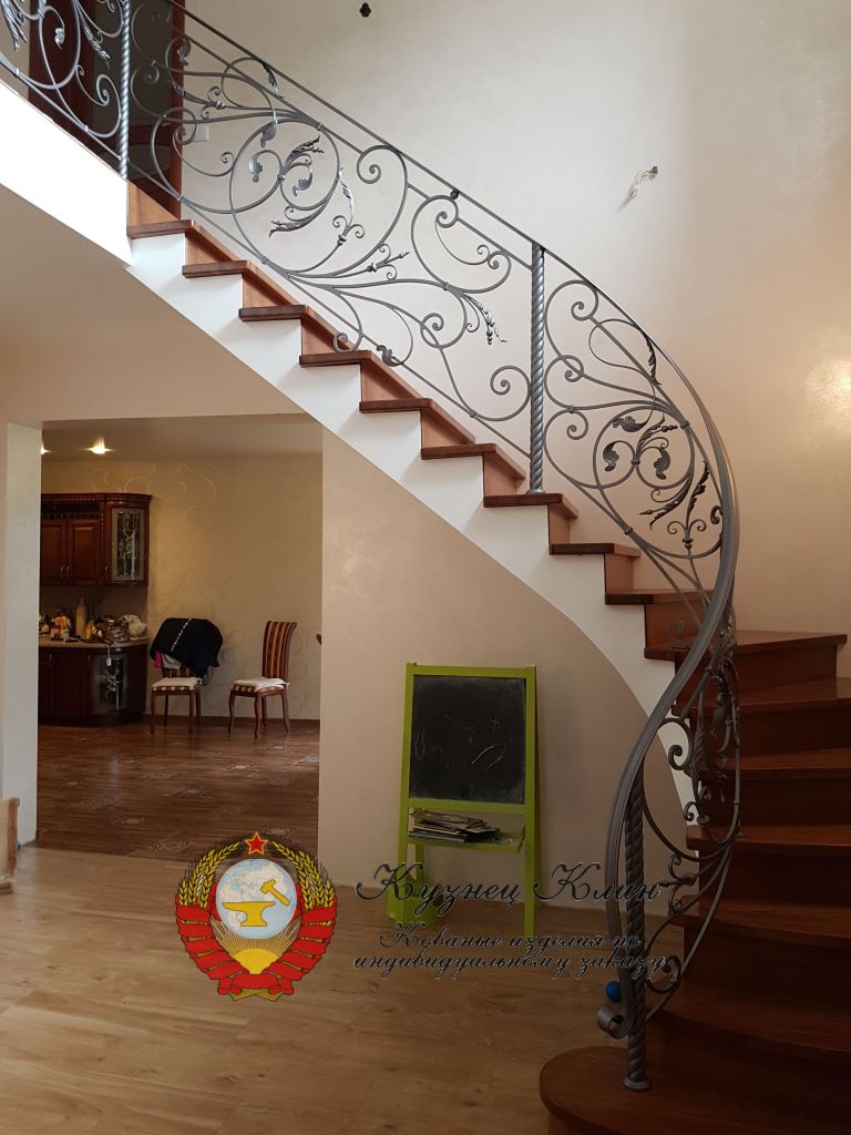 Ажурные кованые перила с витыми столбами