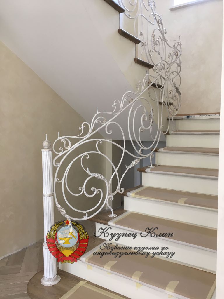 Кованое ограждение лестницы в белом цвете