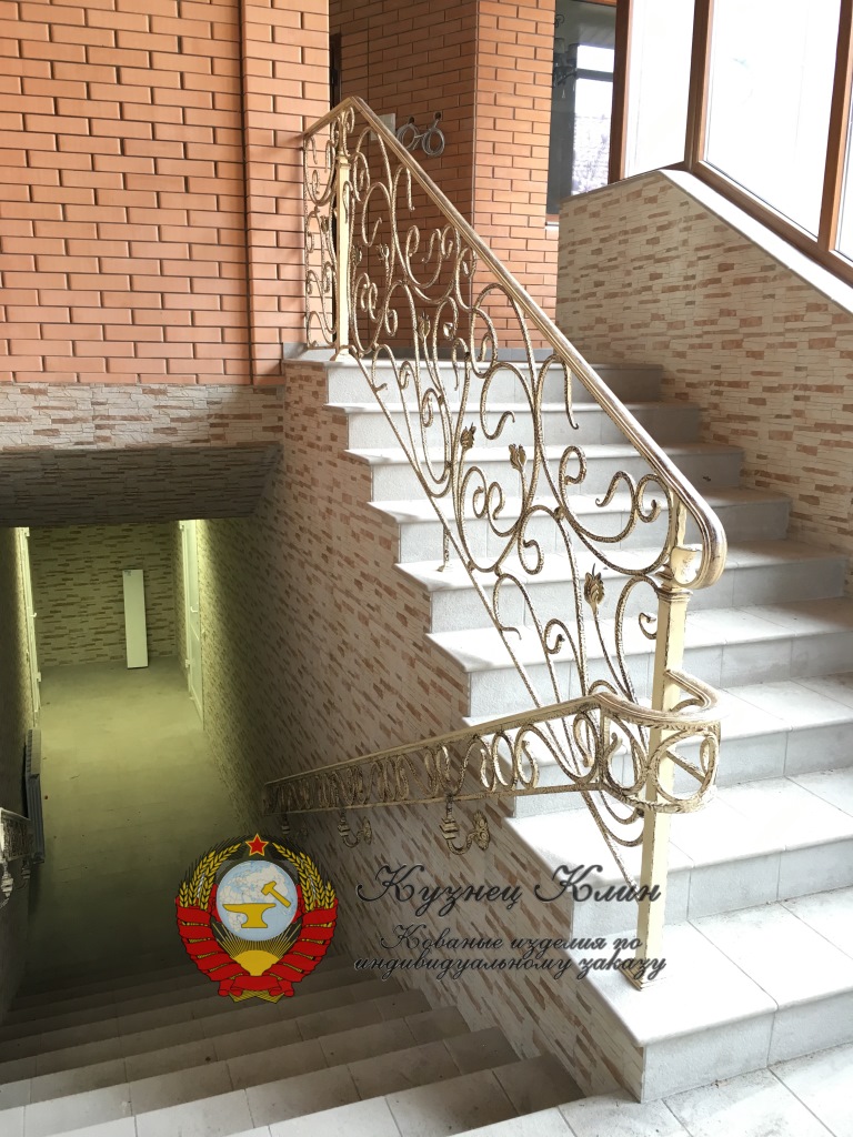 Кованое ограждение лестницы в стиле модерн