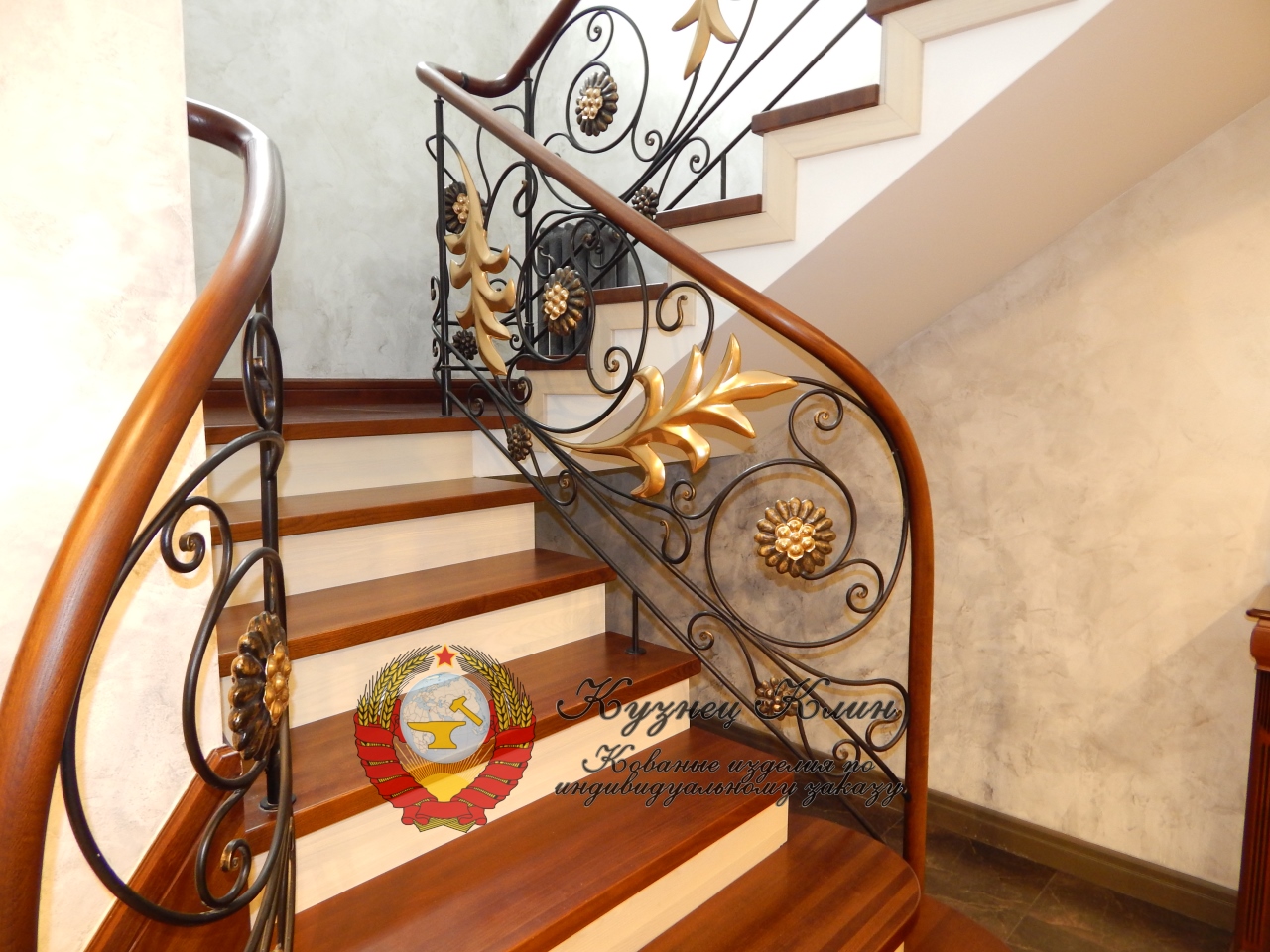 Кованое ограждение лестницы в фантазийном стиле