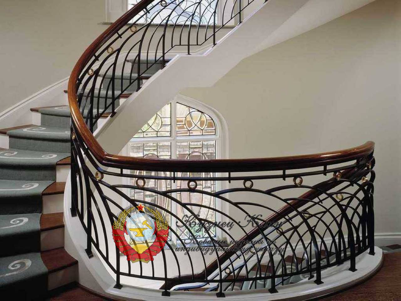 Кованое ограждение лестницы и межмаршевой площадки с повторяющимися элементами