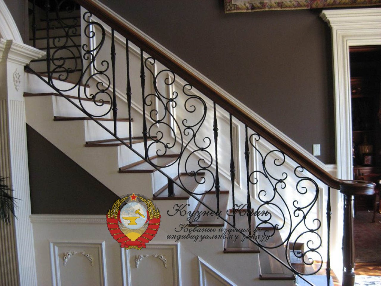 Кованое ограждение лестницы с деревянным столбом