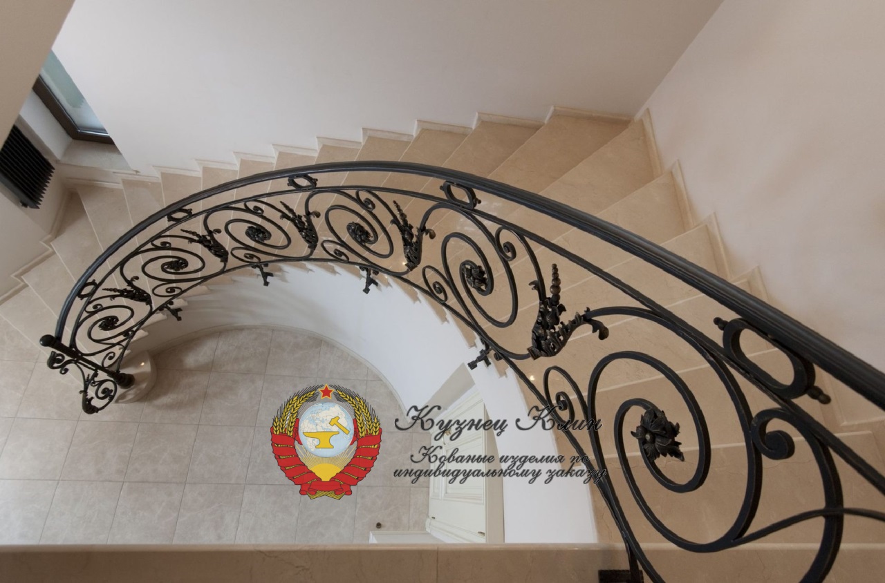 Кованое ограждение лестницы с металлическим поручнем