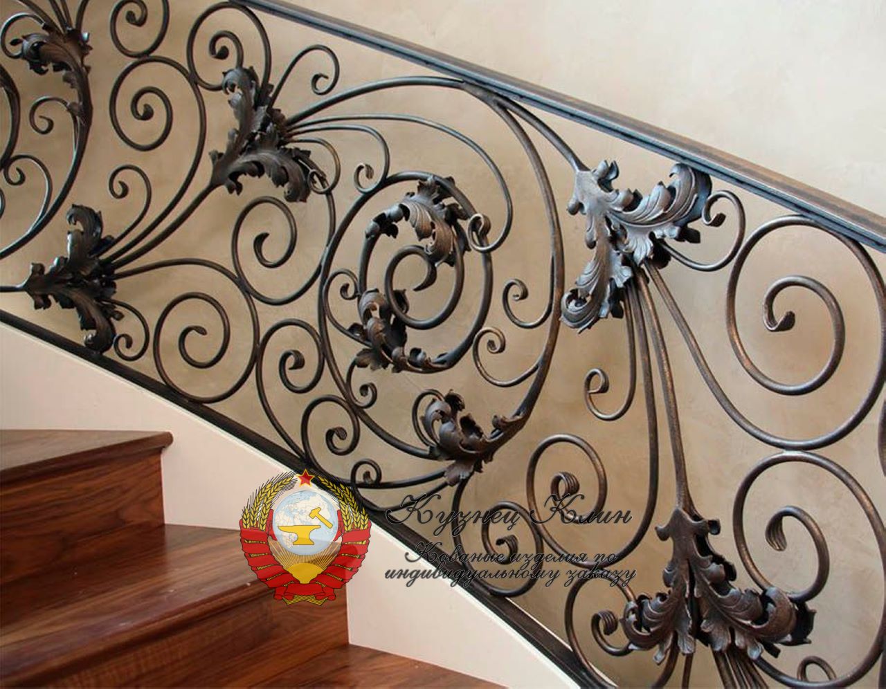 Кованое ограждение лестницы с окантами