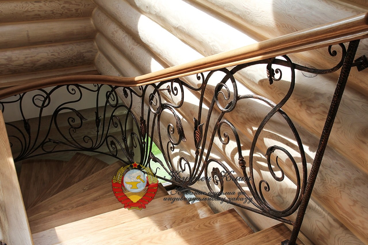 Кованое ограждение лестницы с растительным рисунком