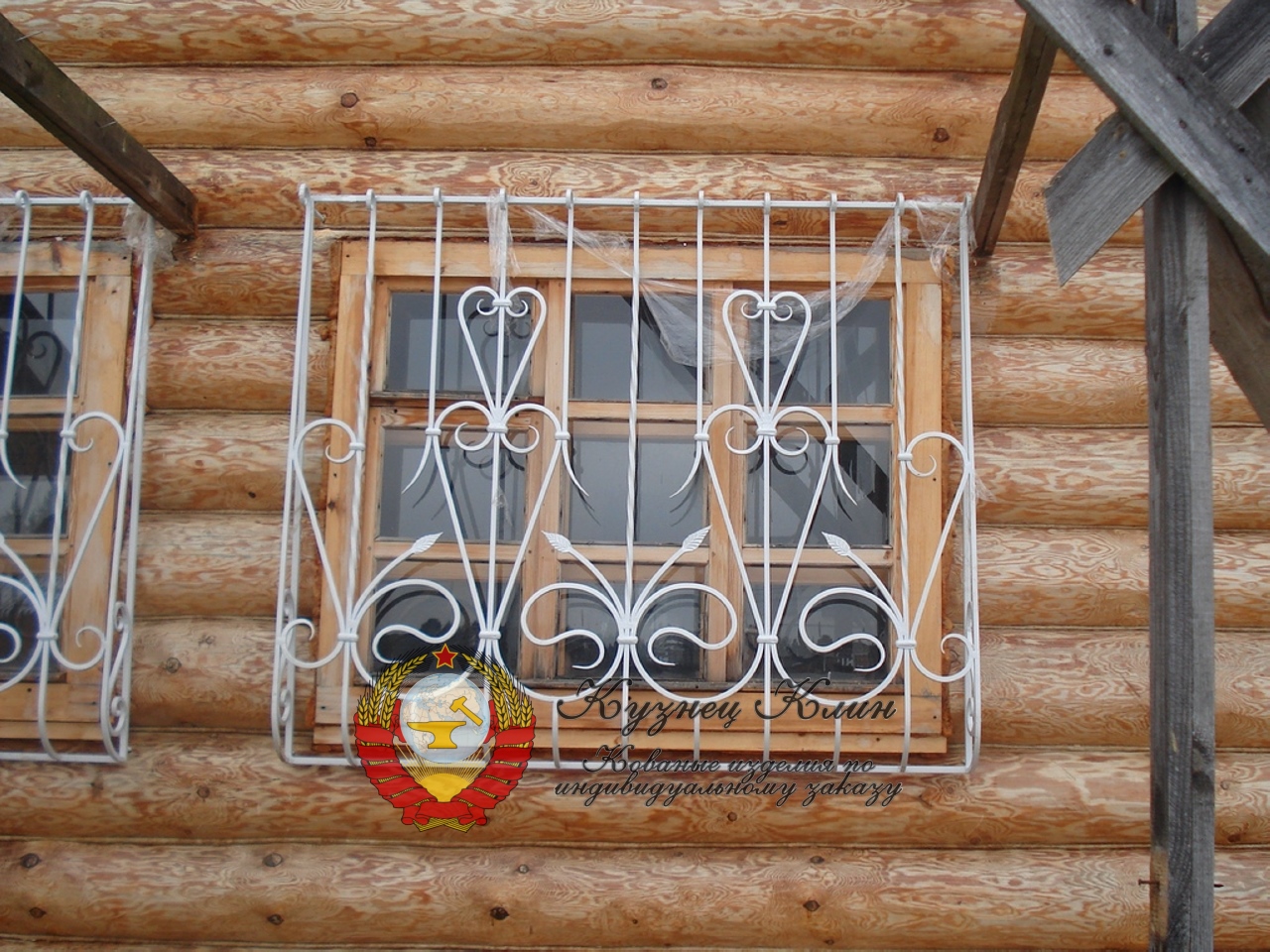 Кованая белая оконная решётка дутая