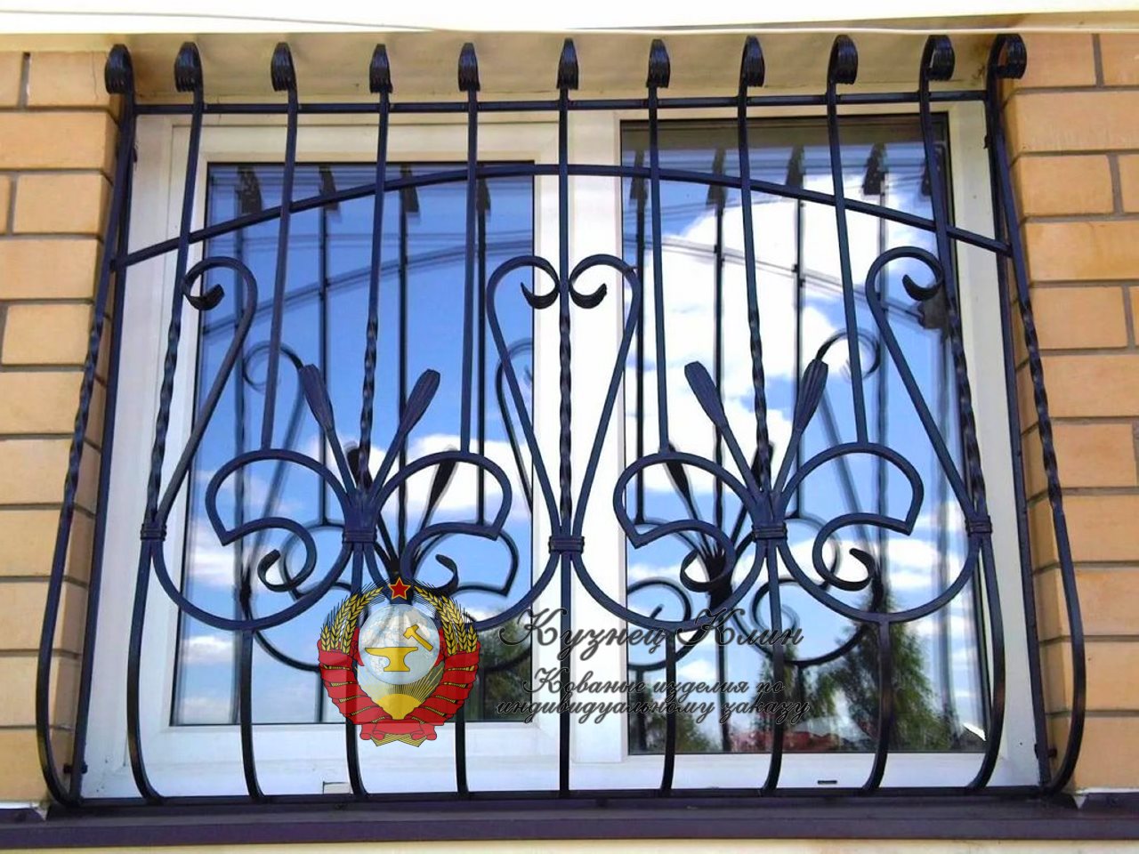 Кованая оконная  решетка с верхними гусаками