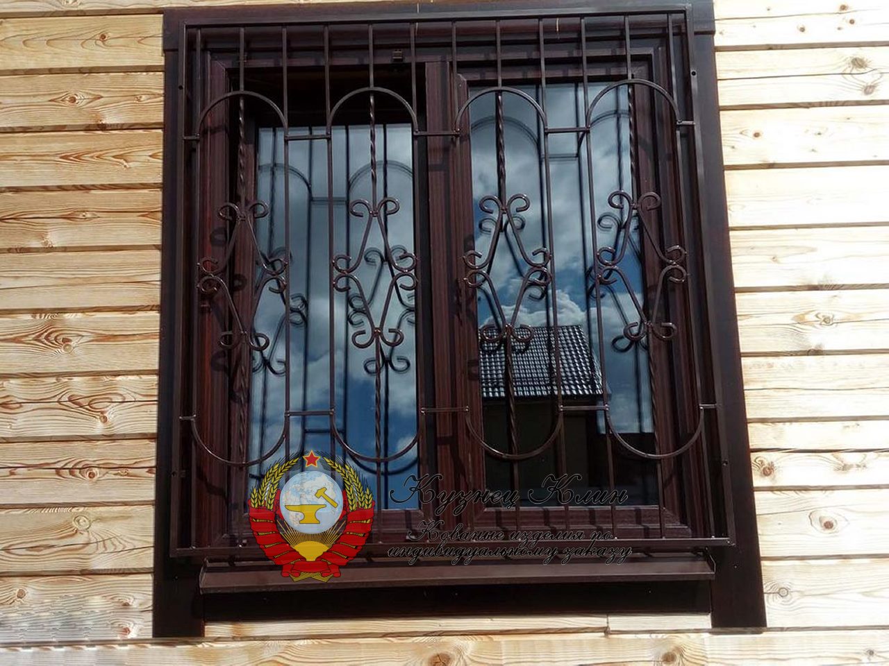 Кованая оконная  решетка с креплением в накладку