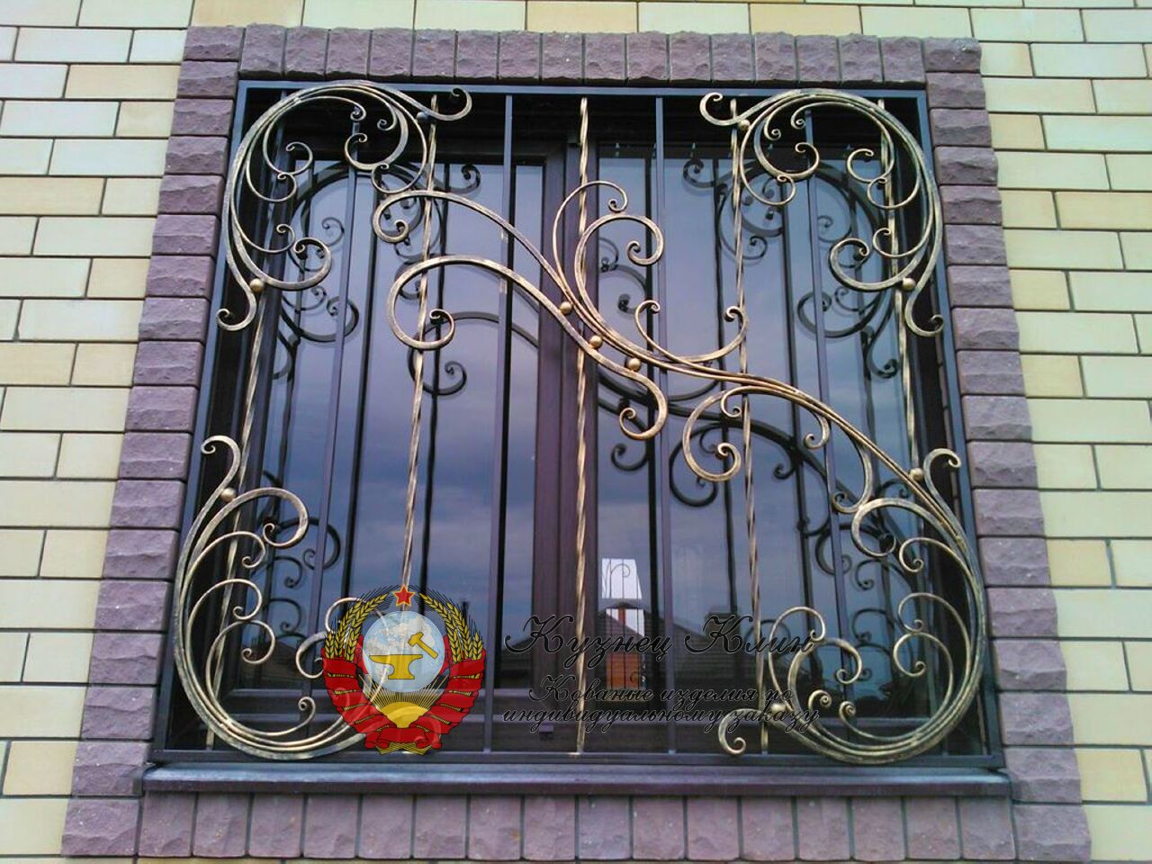 Кованая оконная  решетка с накладным рисунком