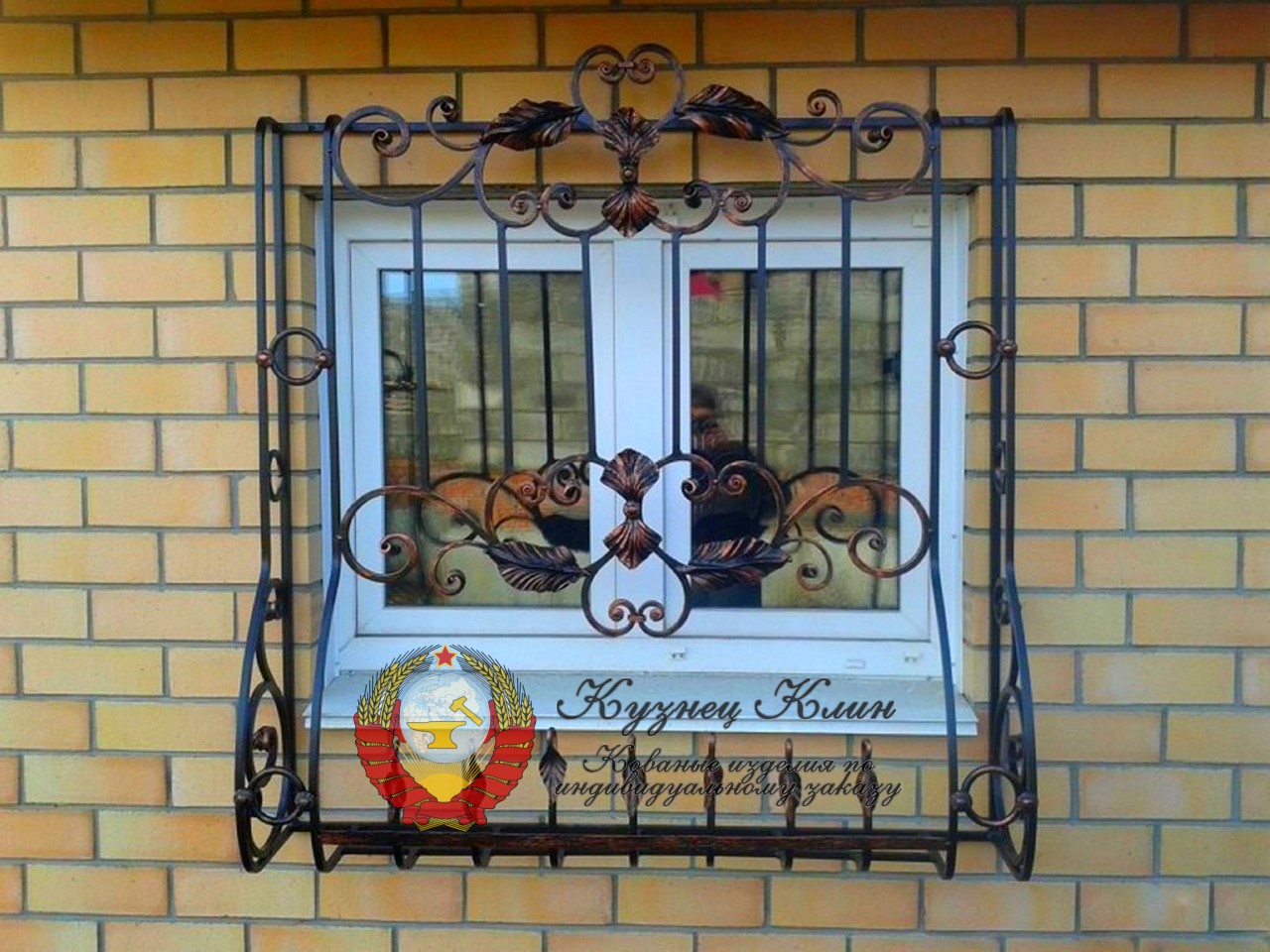 Кованая оконная  решетка с цветочницей