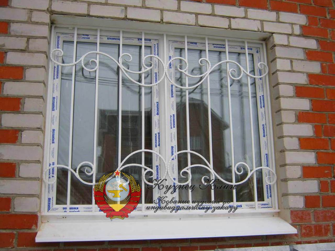 Кованая оконная решётка простая